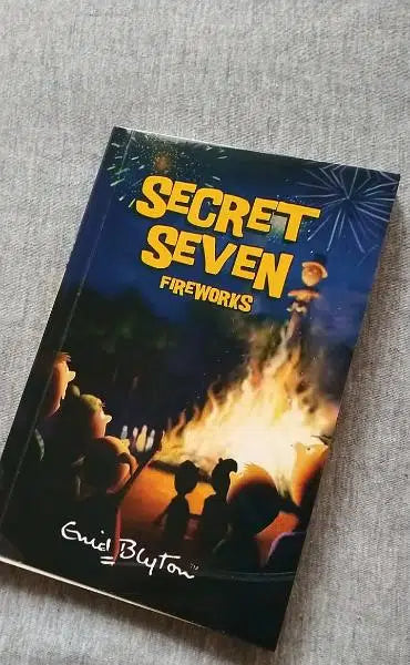 7d7e4d25358d5b92d0f920bc810f41b2.jpg Secret Seven Fireworks (The Secret Seven, #11) By Enid Blyton - Image 1